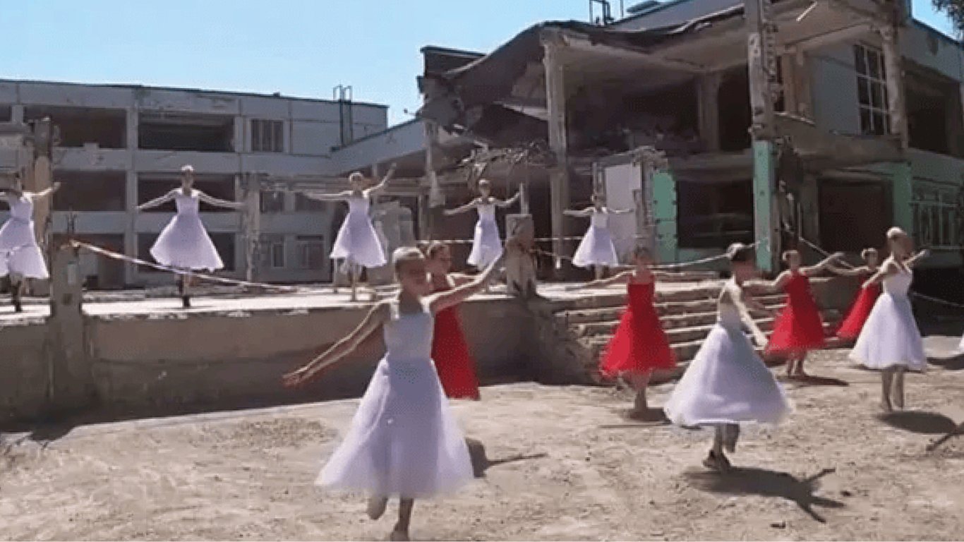 В Харькове дети станцевали вальс на руинах уничтоженной обстрелами школы