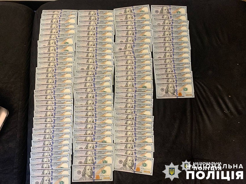 Зняли кошти з картки — у Києві працівники банку купили прикрас на понад шість мільйонів гривень - фото 4