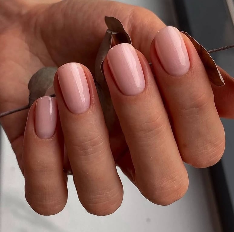 Нюдовий манікюр має природній і розкішній вигляд