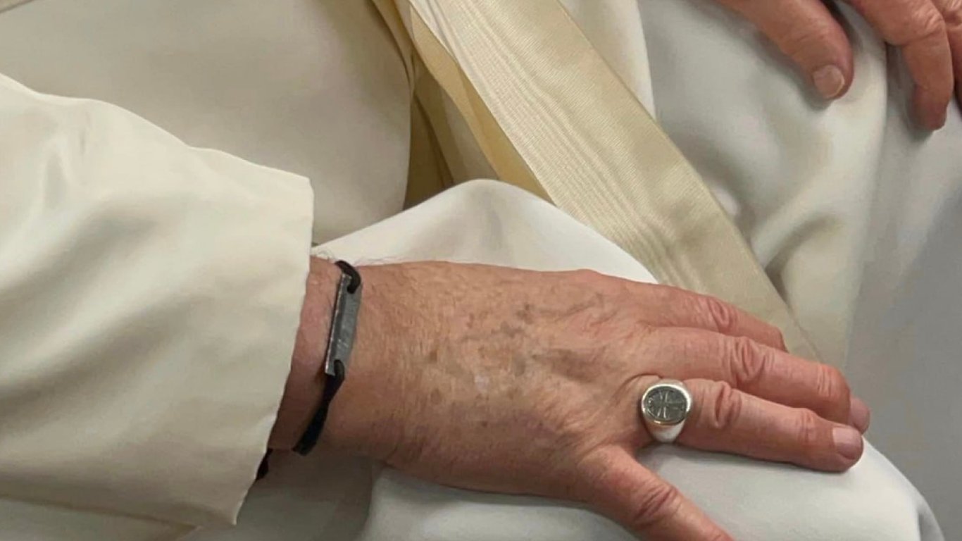 Папі Римському передали браслет із металу з "Азовсталі": фото