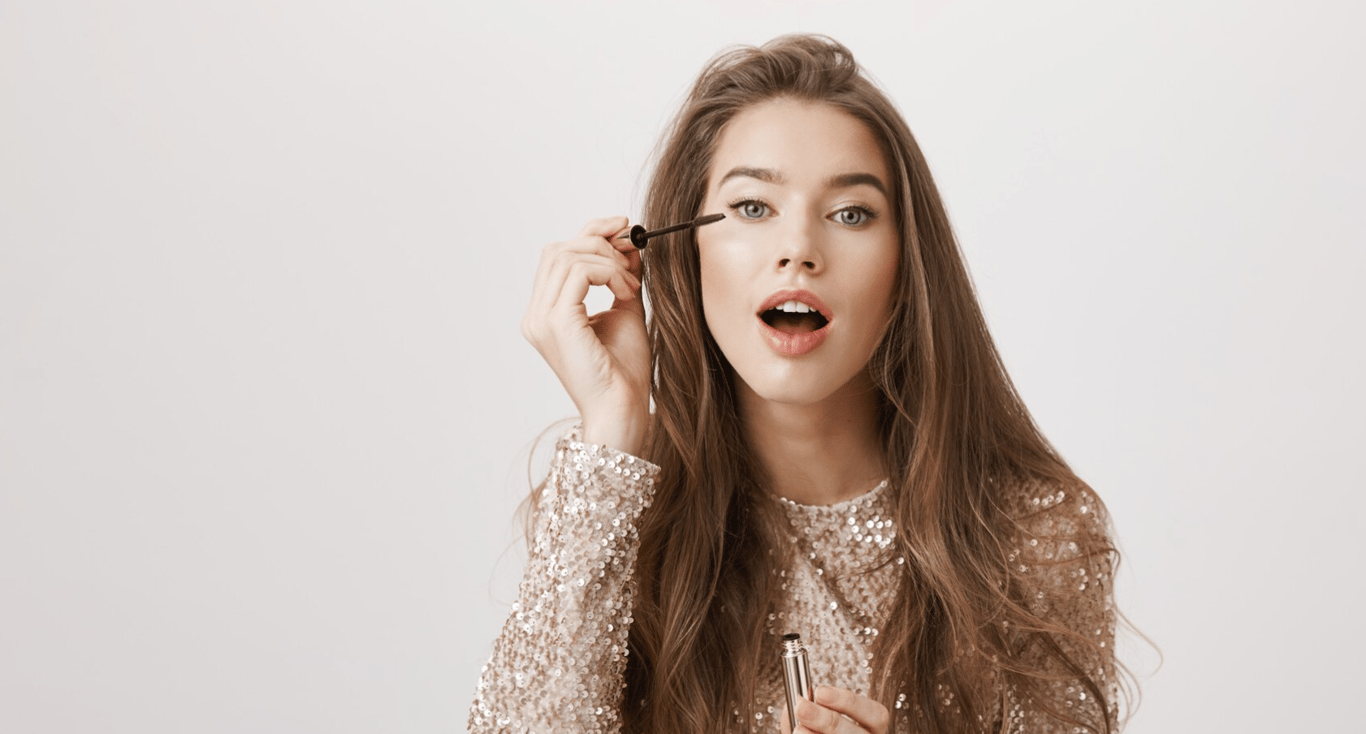 Even eyelashes in makeup should be natural