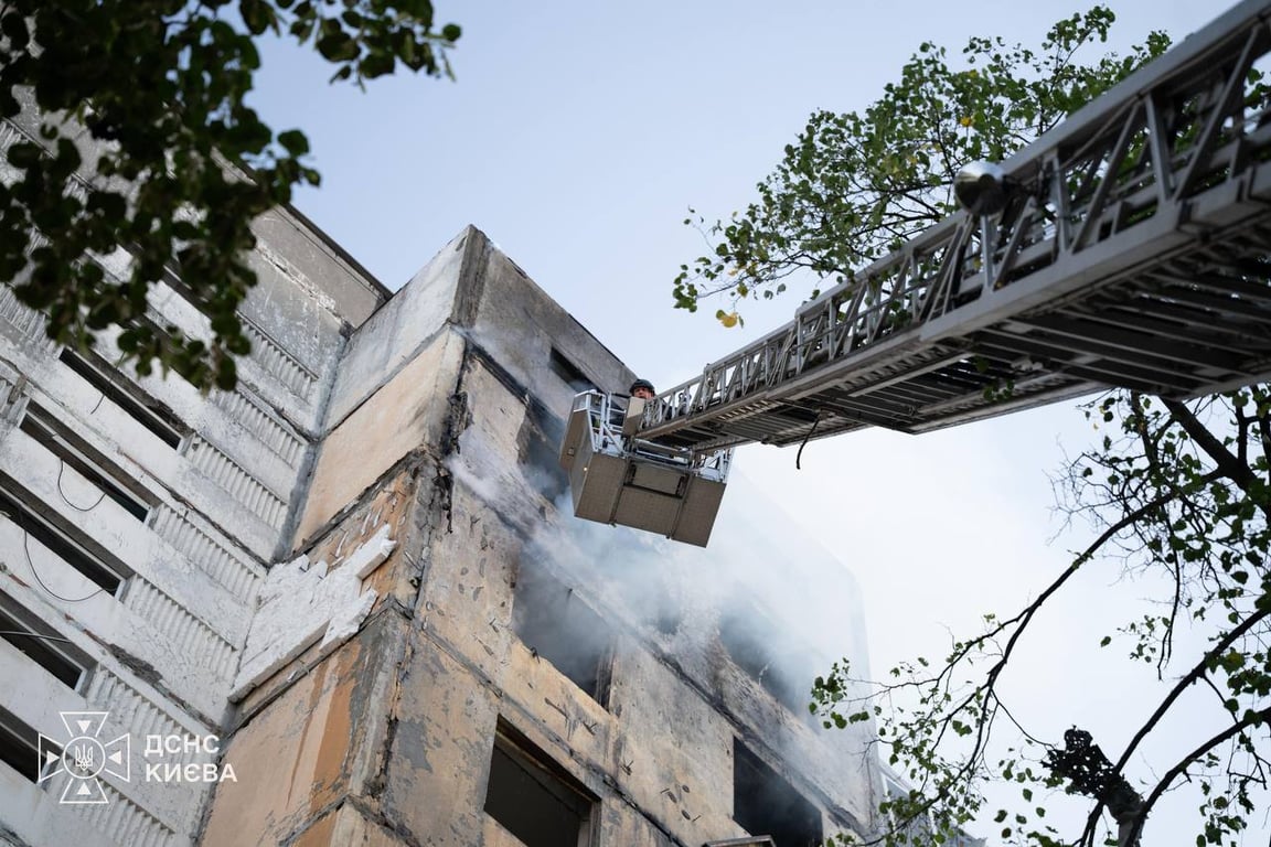 У Києві загорівся 9-поверховий будинок після удару РФ: мешканців евакуювали - фото 3
