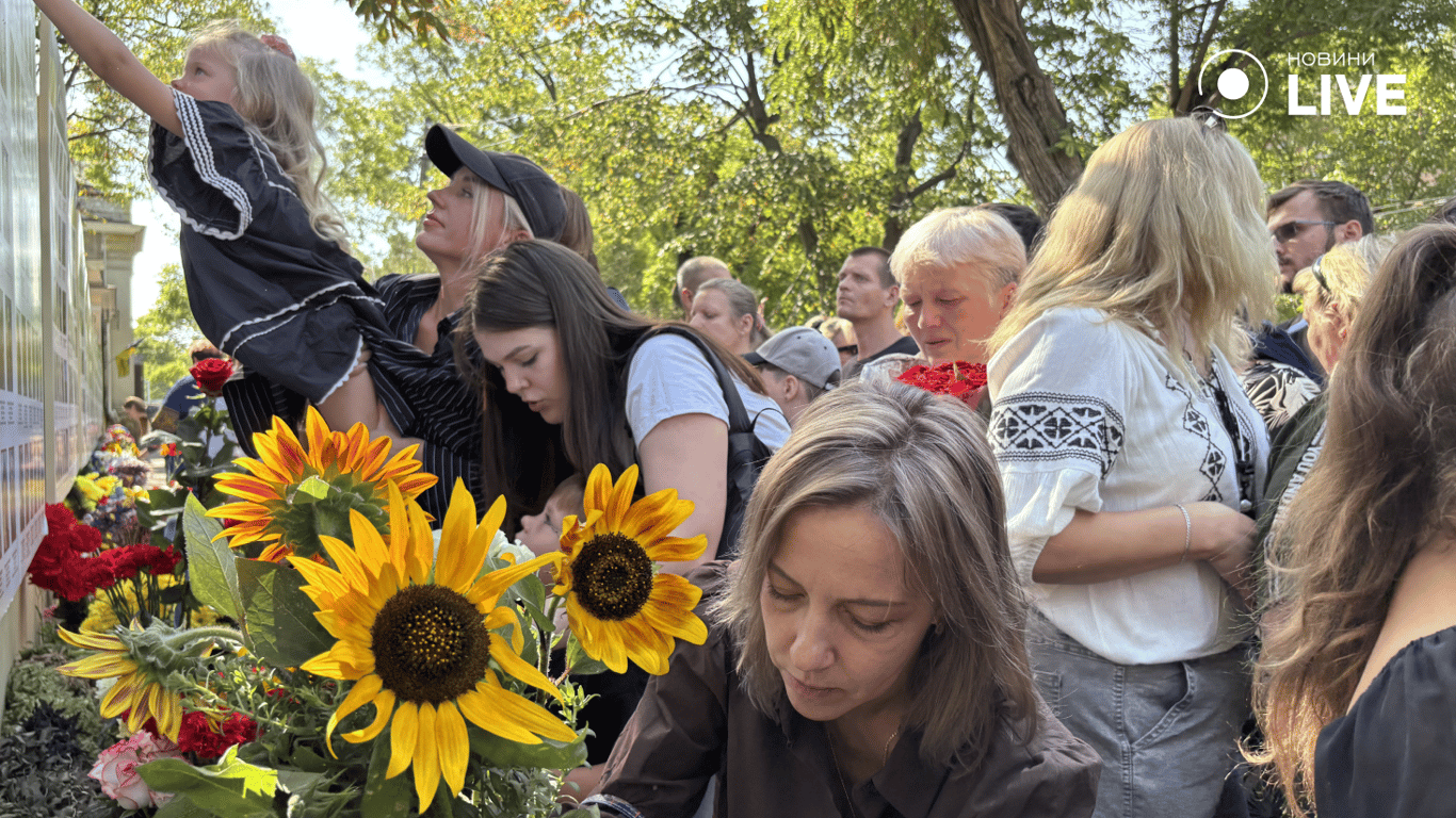 В Одесі відкрили новий стенд пам’яті загиблих воїнів — фото - фото 4