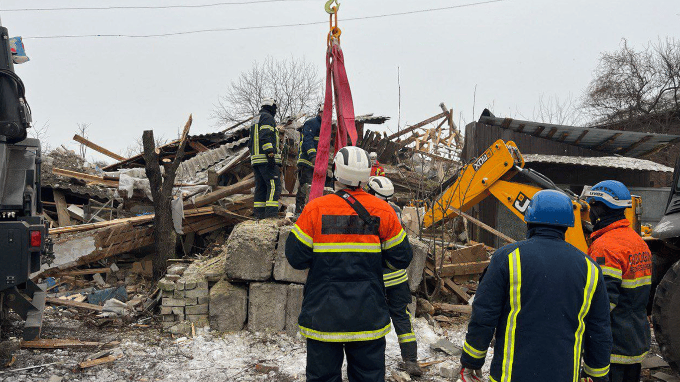 Из-под завалов в Харьковской области достали тело женщины