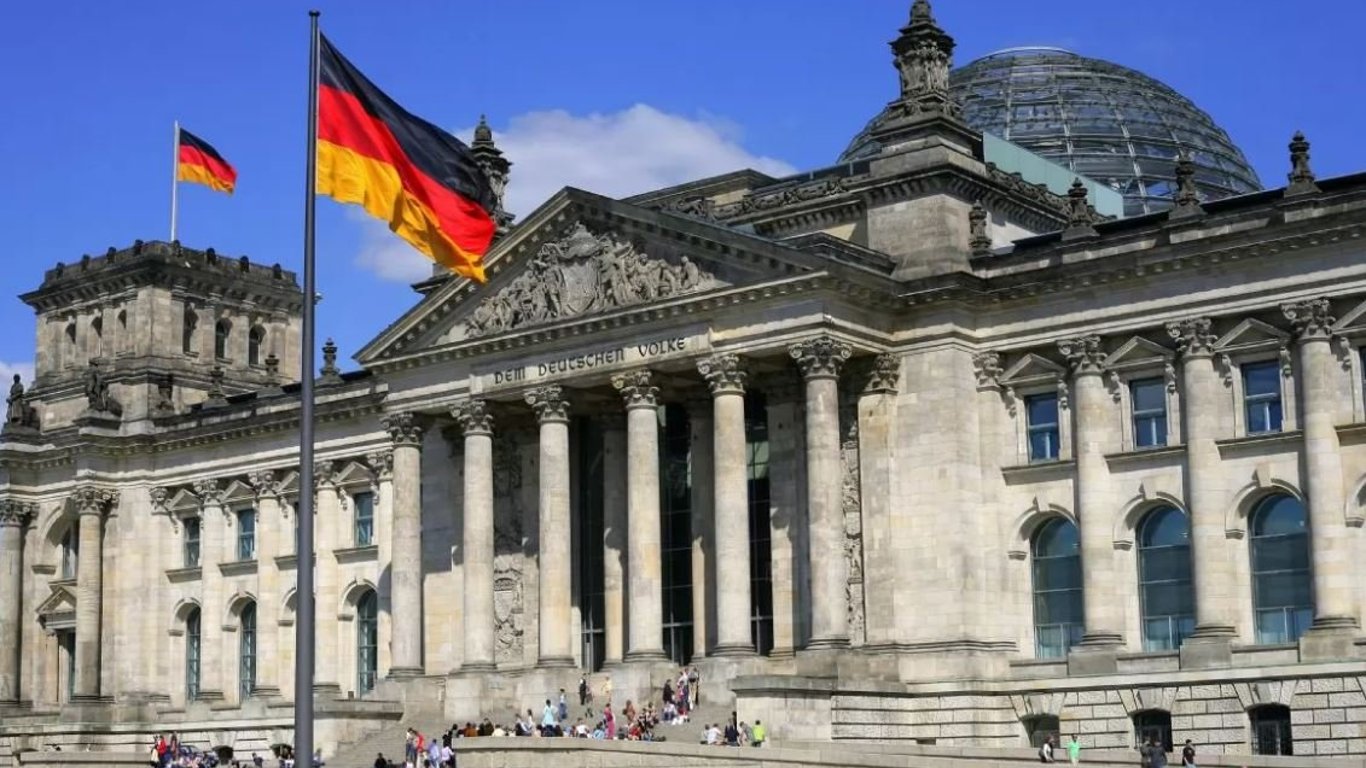 Німеччина закриває майже всі посольства РФ в країні
