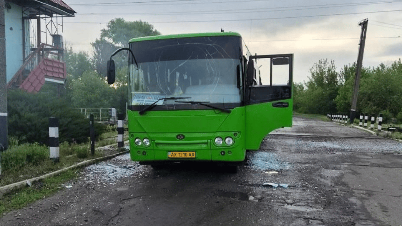 Рейсовий автобус у який влучив дрон
