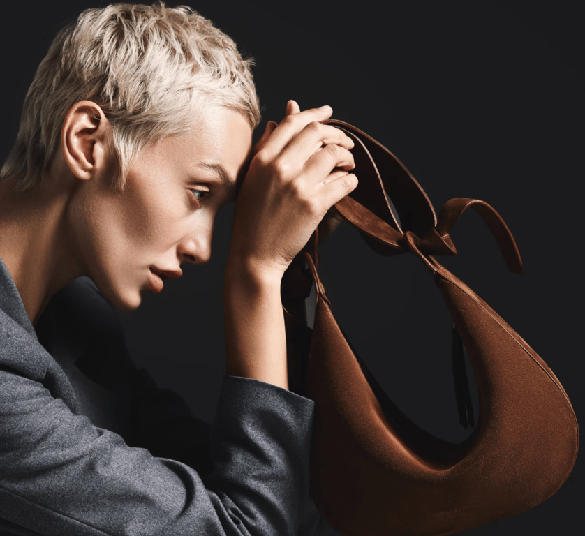 Замшеві сумки продовжують підкорювати тренди