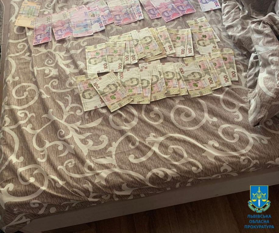 Гроші вилучені правоохорнцями. Фото: Львівська обласна прокуратура