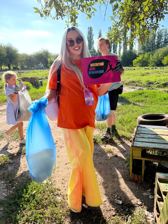 За тиждень народжувати: вагітна співачка СолоХа прибрала сміття в столичному парку - фото 1