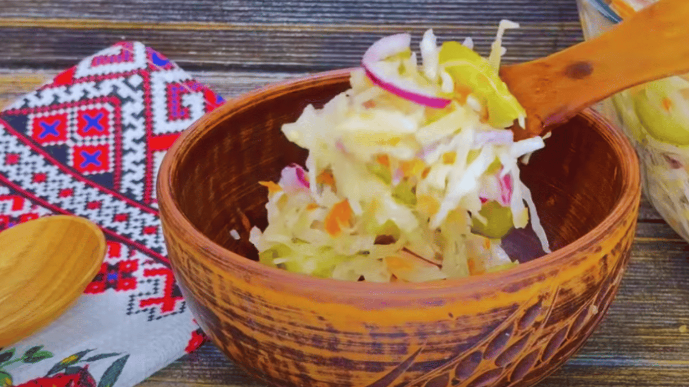 рецепт салату з квашеною капустою та маринованими огірками