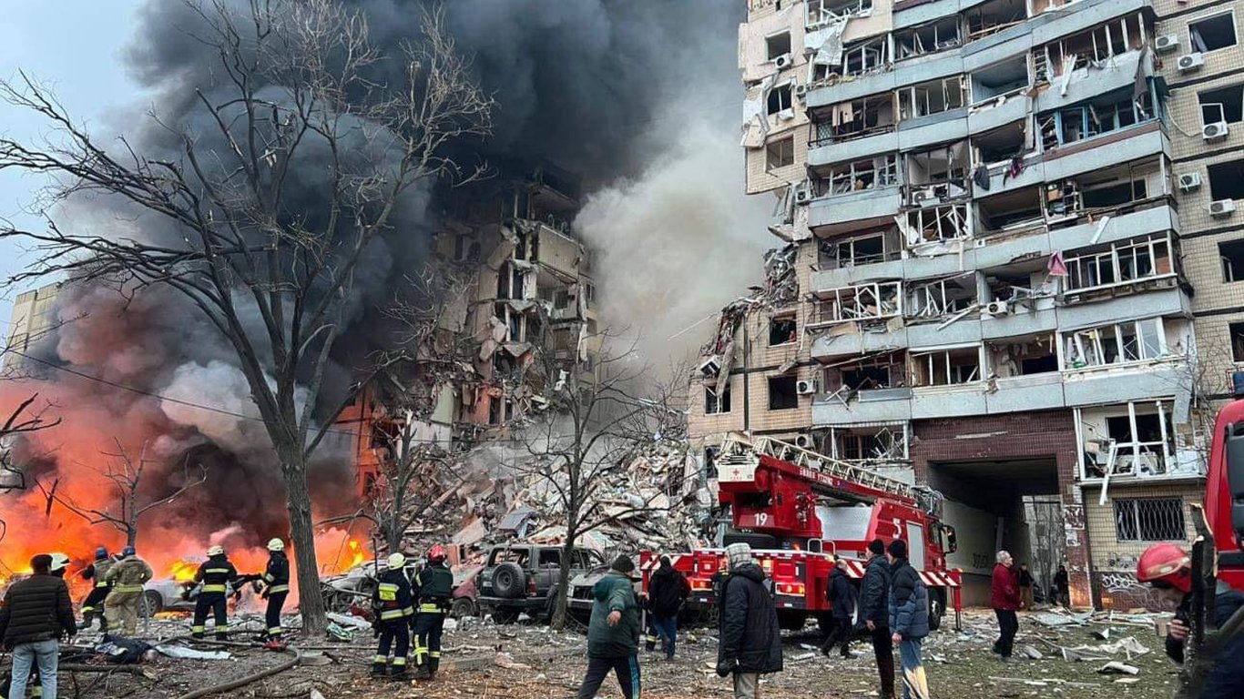 Ракетная атака россии 14 января: ракета попала в многоэтажку в Днепре