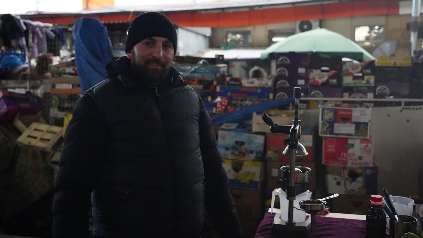 Продавець фруктів Турал. Фото: Новини.LIVE/ Юлія Браславська