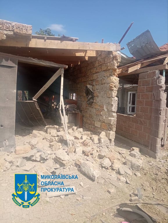 Пошкоджений будинок внаслідок обстрілу. Фото: Миколаївська обласна прокуратура