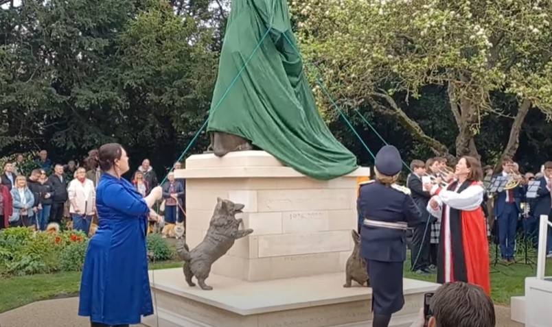 Пес из Украины позировал для памятника Елизавете II