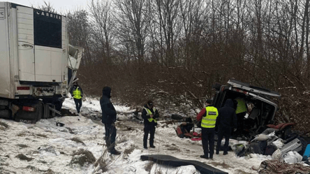 На Львівщині сталася потрійна ДТП — відомо про сімох загиблих - 285x160