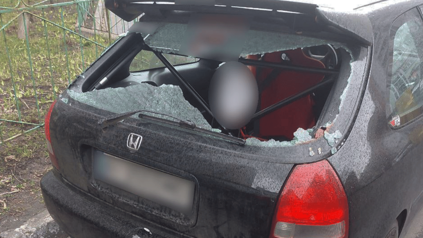 У Києві затримали жінку, яка розтрощила авто свого знайомого