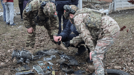 У Києві впали уламки дрона — що відомо про наслідки - 290x166