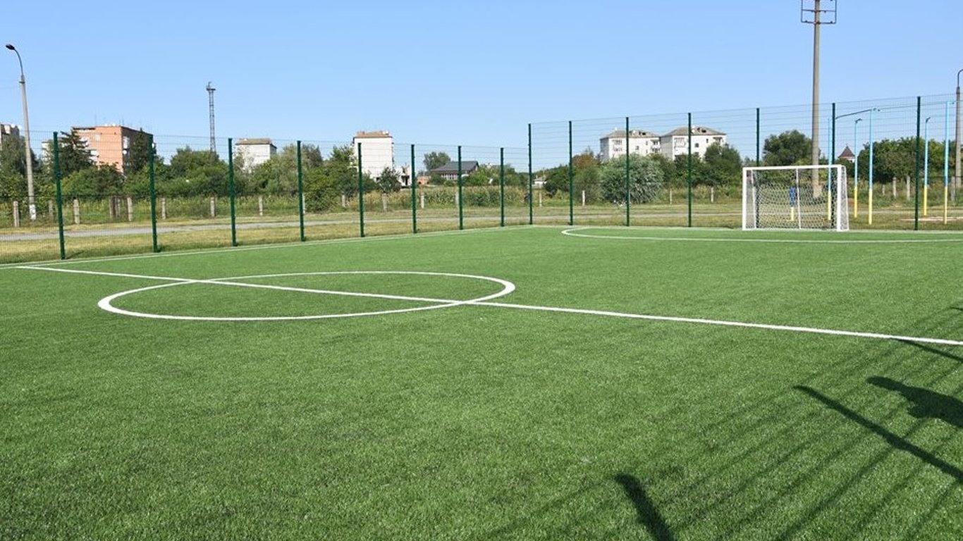На Закарпатье в одной из деревень планируют построить футбольное поле за 42 млн грн