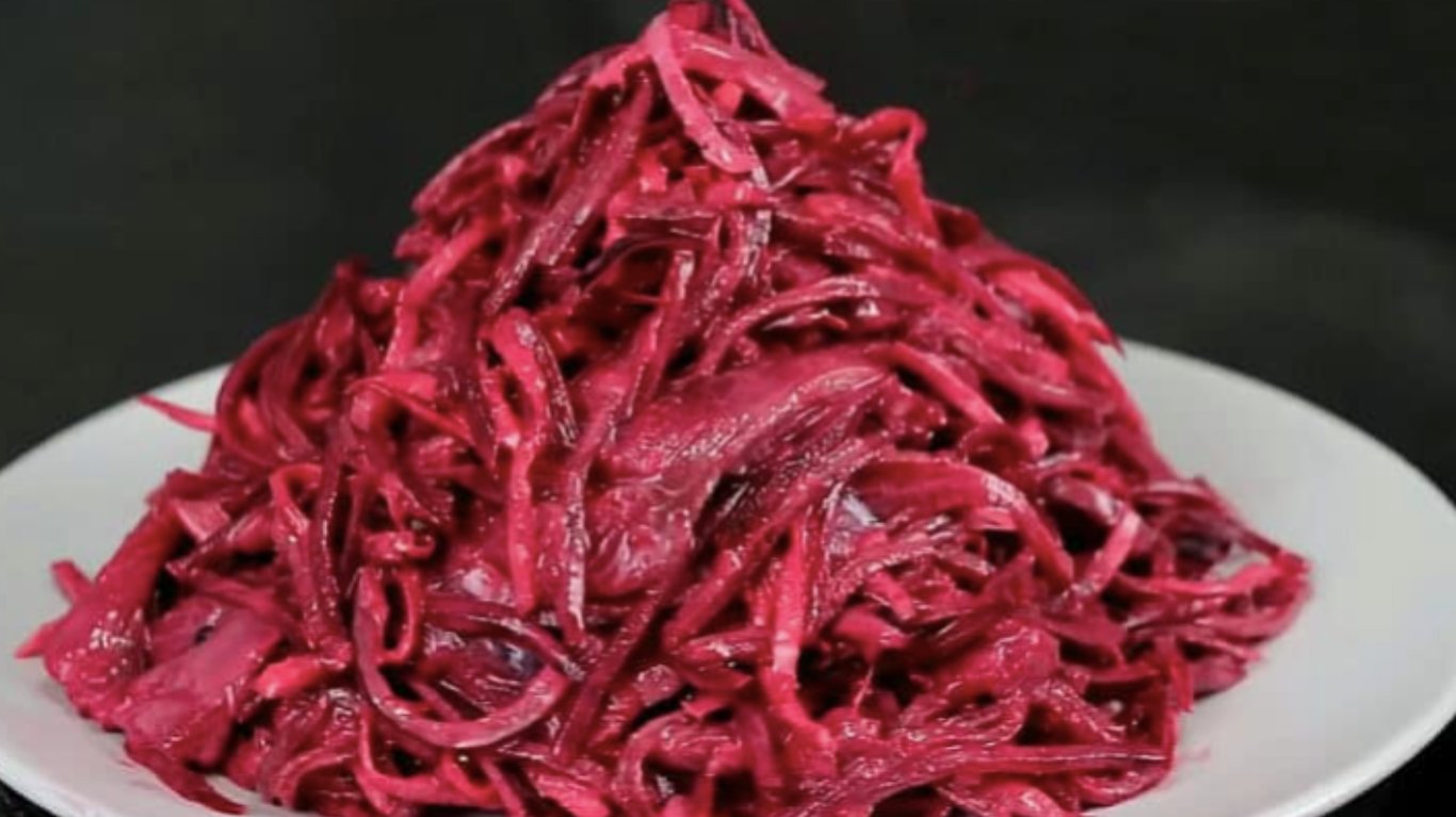 смачний салат з буряком та оселедцем