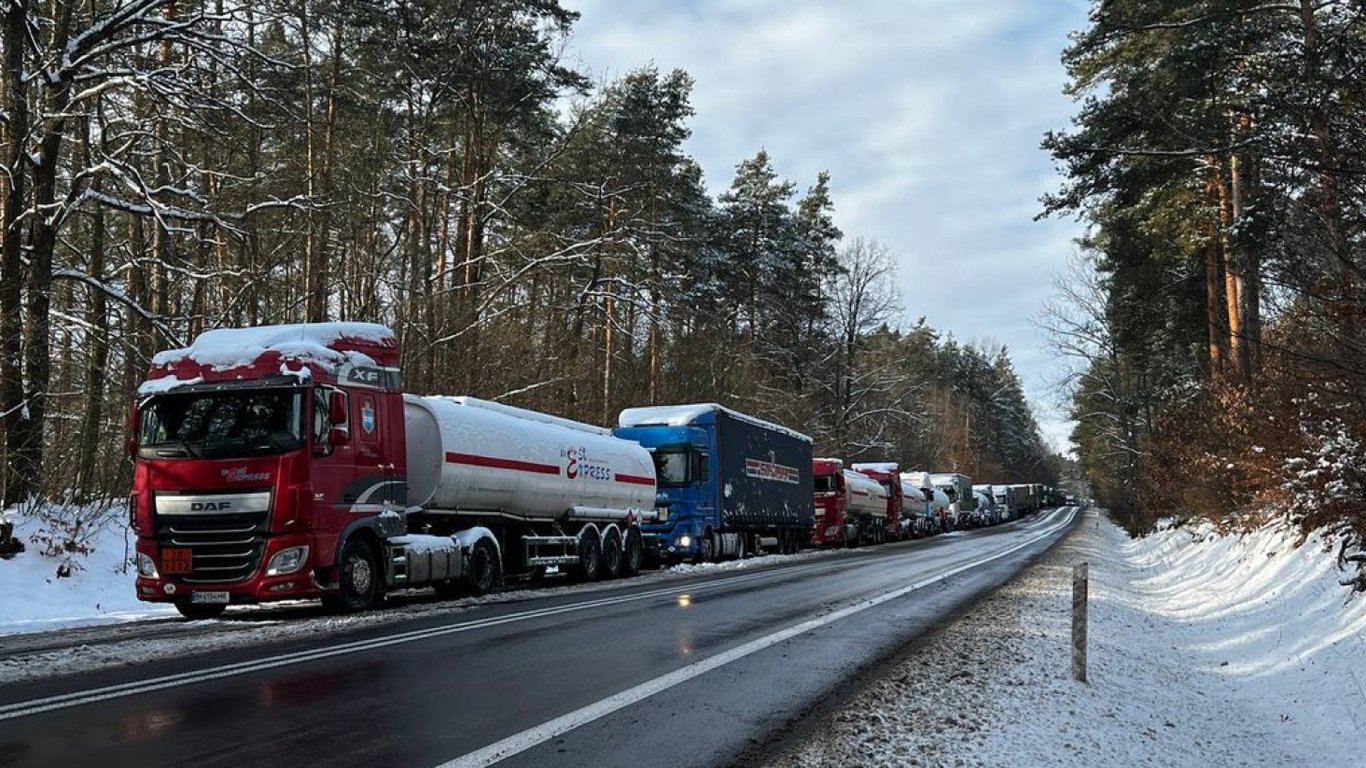 Скільки вантажівок очікують на в'їзд в Україну на польському кордоні