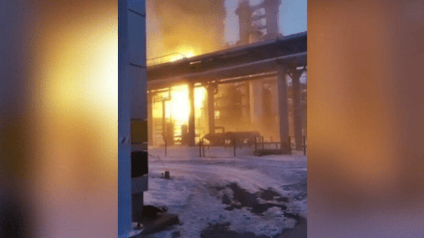 Дроны атаковали два нефтеперерабатывающих завода в России — детали
