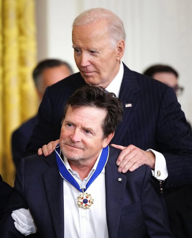 Майкл Джей Фокс отримав медаль від Джо Байдена - фото