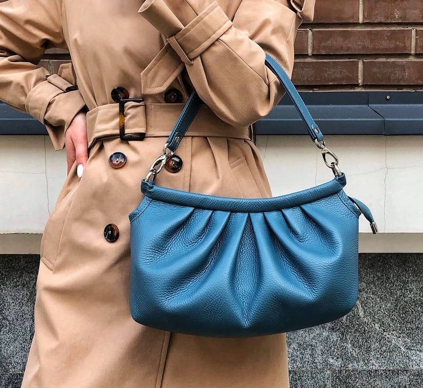 Блакитна сумка може стати чудовим доповненням образу
