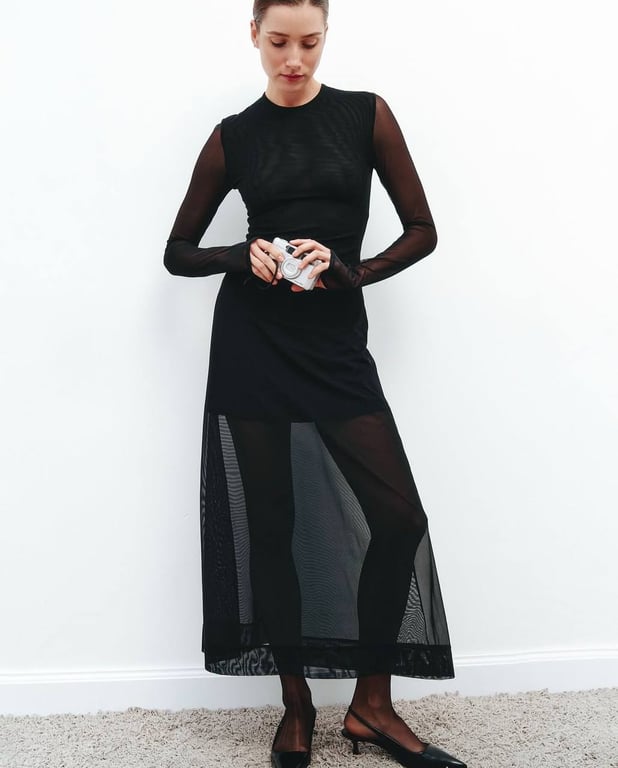 Полупрозрачное платье выглядит соблазнительно