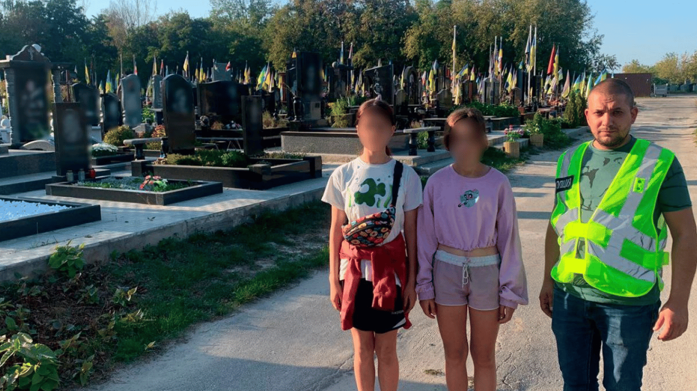 В Киеве задержали подростков, которые обворовывали могилы погибших военных