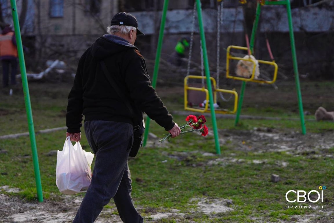 Місце трагедії у Кривому Розі: дитячі іграшки та квіти після російської атаки
