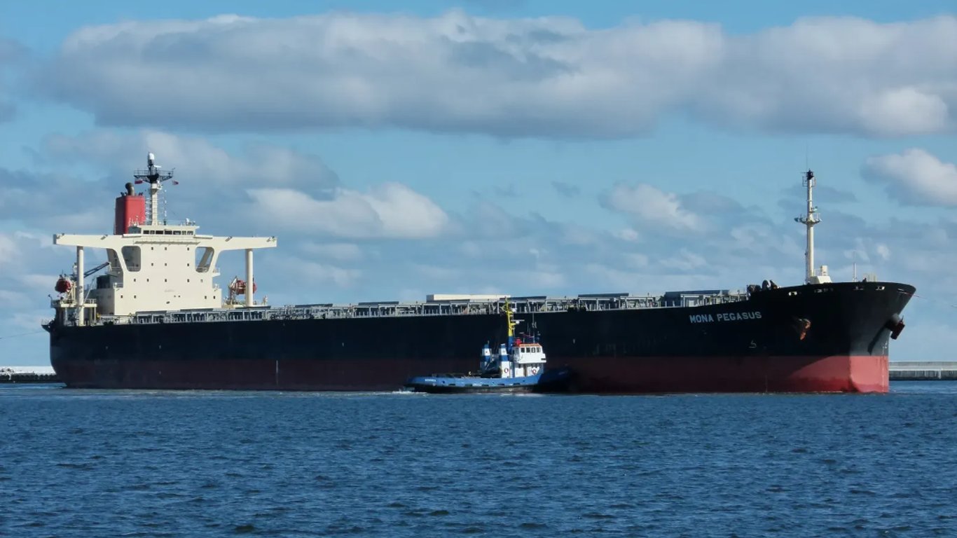 Экспорт украинской продукции не прекращается — сколько судов на погрузке в портах Большой Одессы