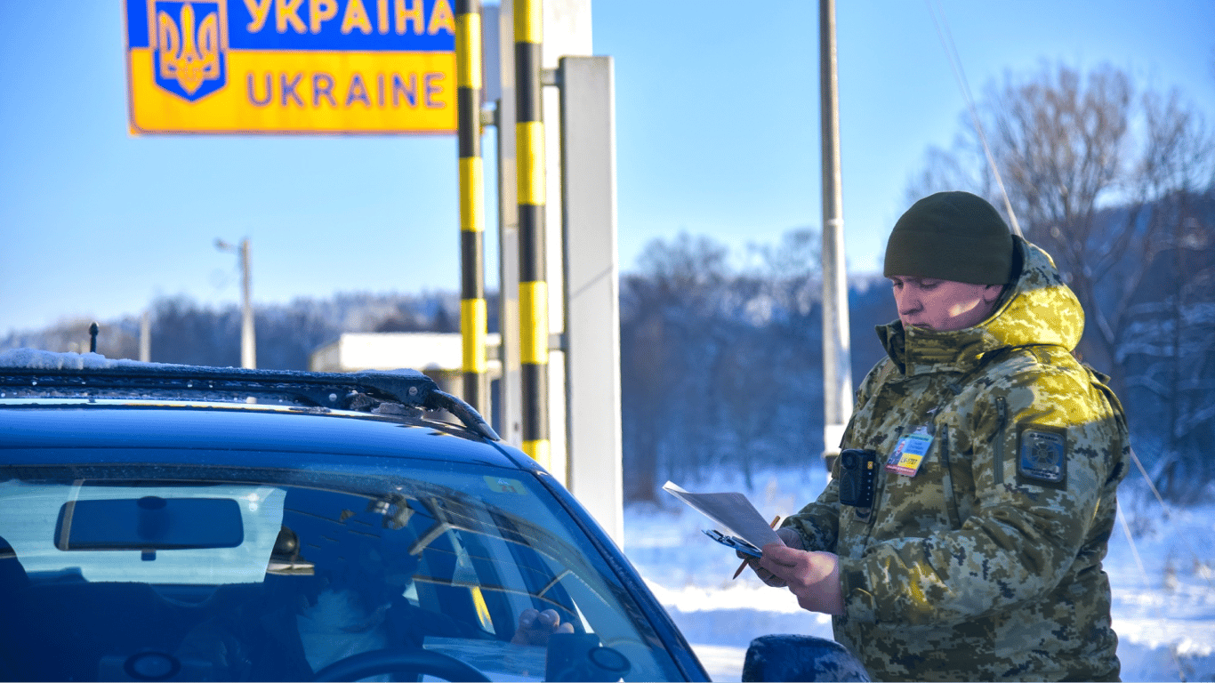 Очереди на границе Украины — на каких КПП есть пробки 1 января