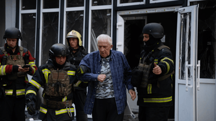 У Києві загорівся 9-поверховий будинок після удару РФ: 25 осіб евакуювали - 304x171