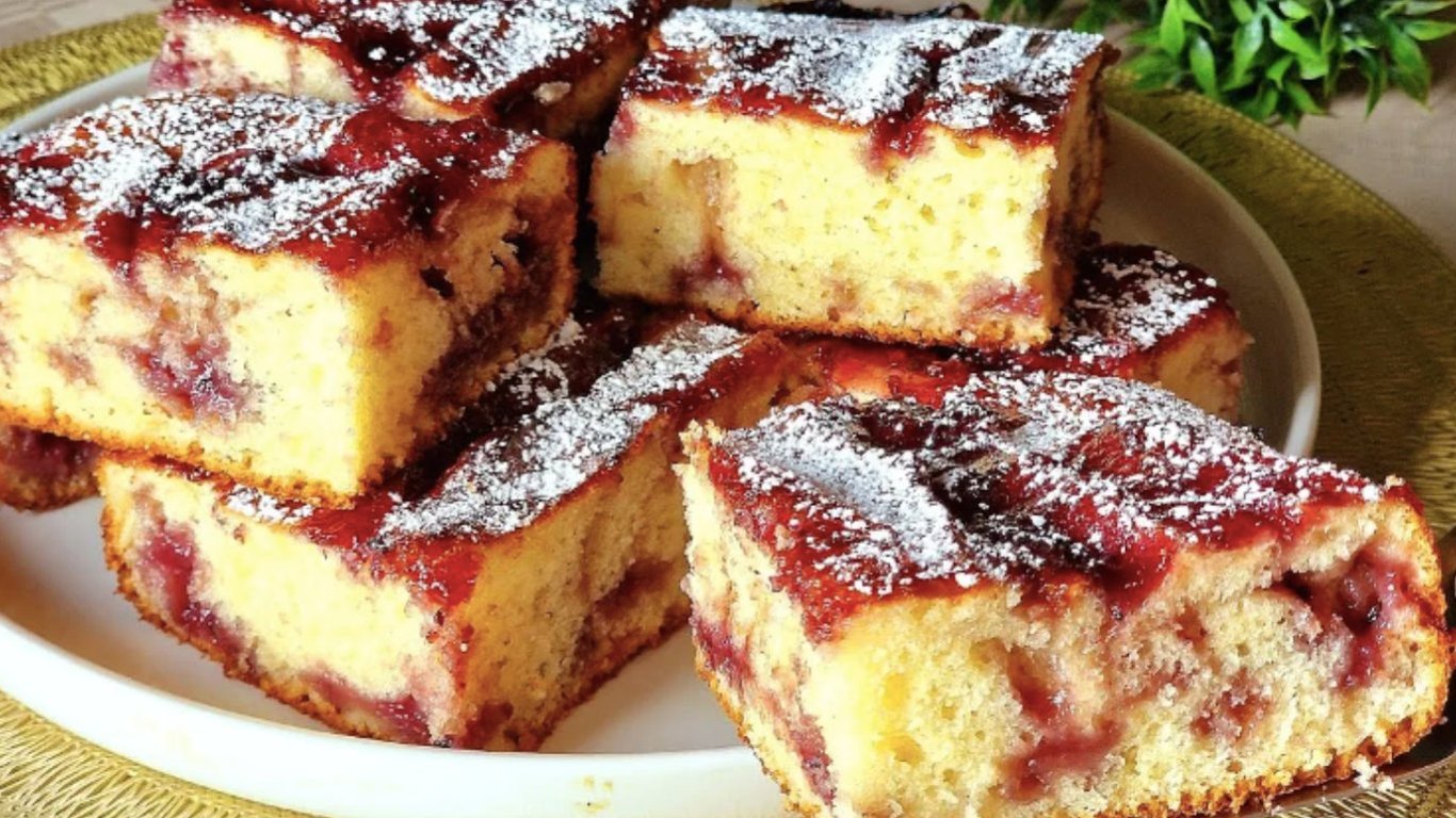 Пиріг-торт за 5 хвилин: знадобиться 200 мл молока та трохи варення