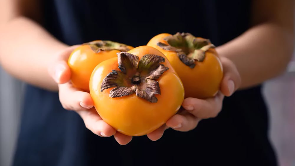 Хурма в руках