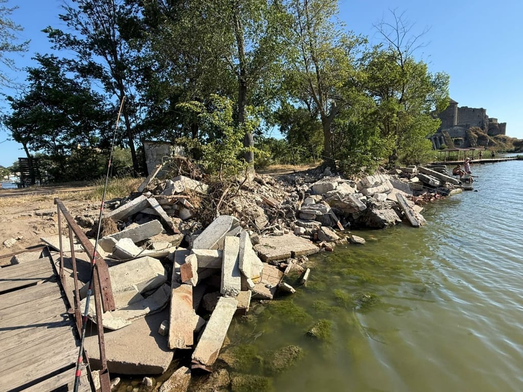 На Одещині сміття з розбитої РФ школи вивезли під стіни фортеці - фото 1