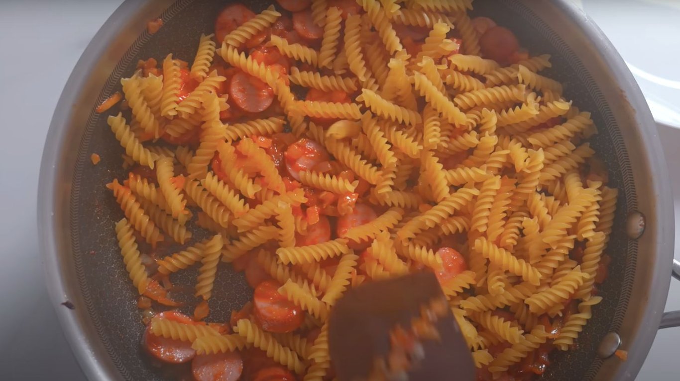 вечеря з сосисками та макаронами на пательні 