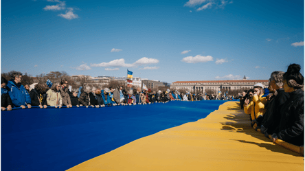 В Вашингтоне развернули самый большой флаг Украины — фото - 285x160