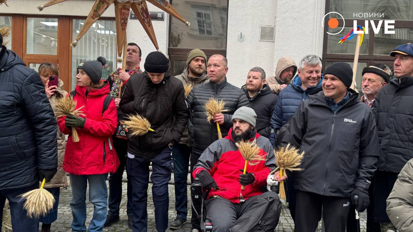 Великан из соломы — Львов установил главный символ Рождества - фото 4