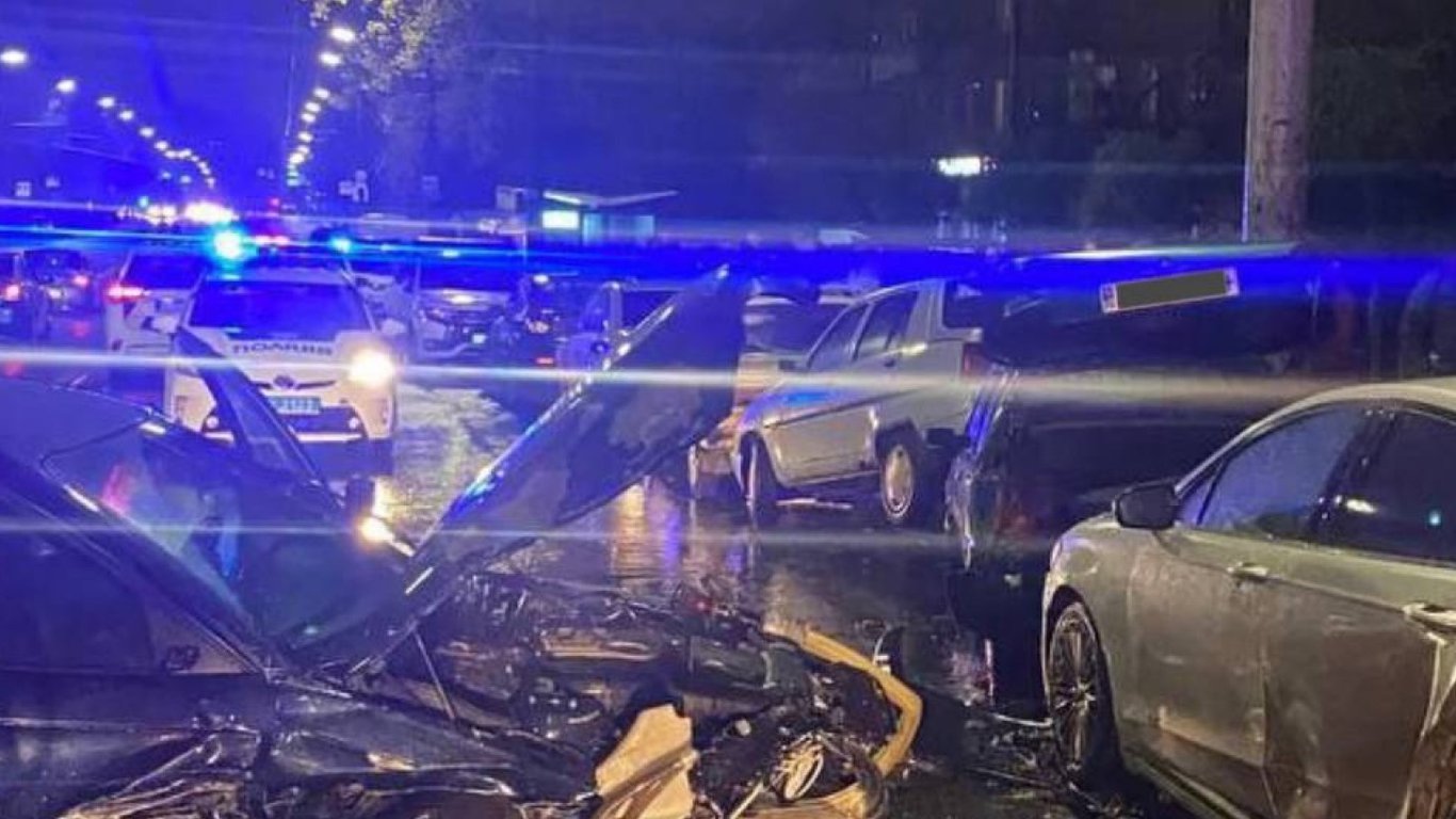 В Киеве пьяный водитель "влетел" в пять припаркованных авто