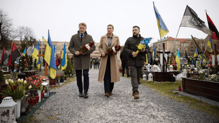 Зеленский с премьером Дании почтили память погибших воинов во Львове - 285x160