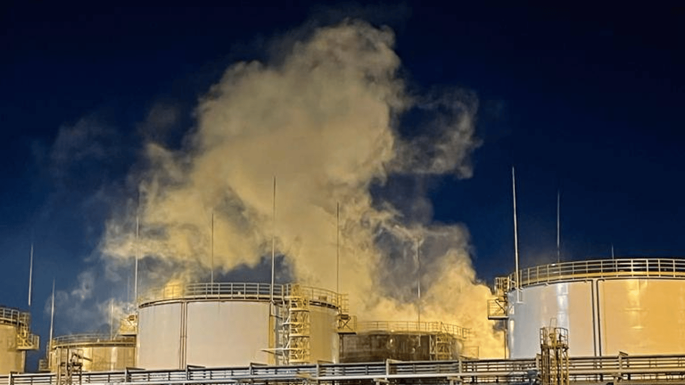 В России загорелся нефтеперерабатывающий завод: предварительно БпЛА