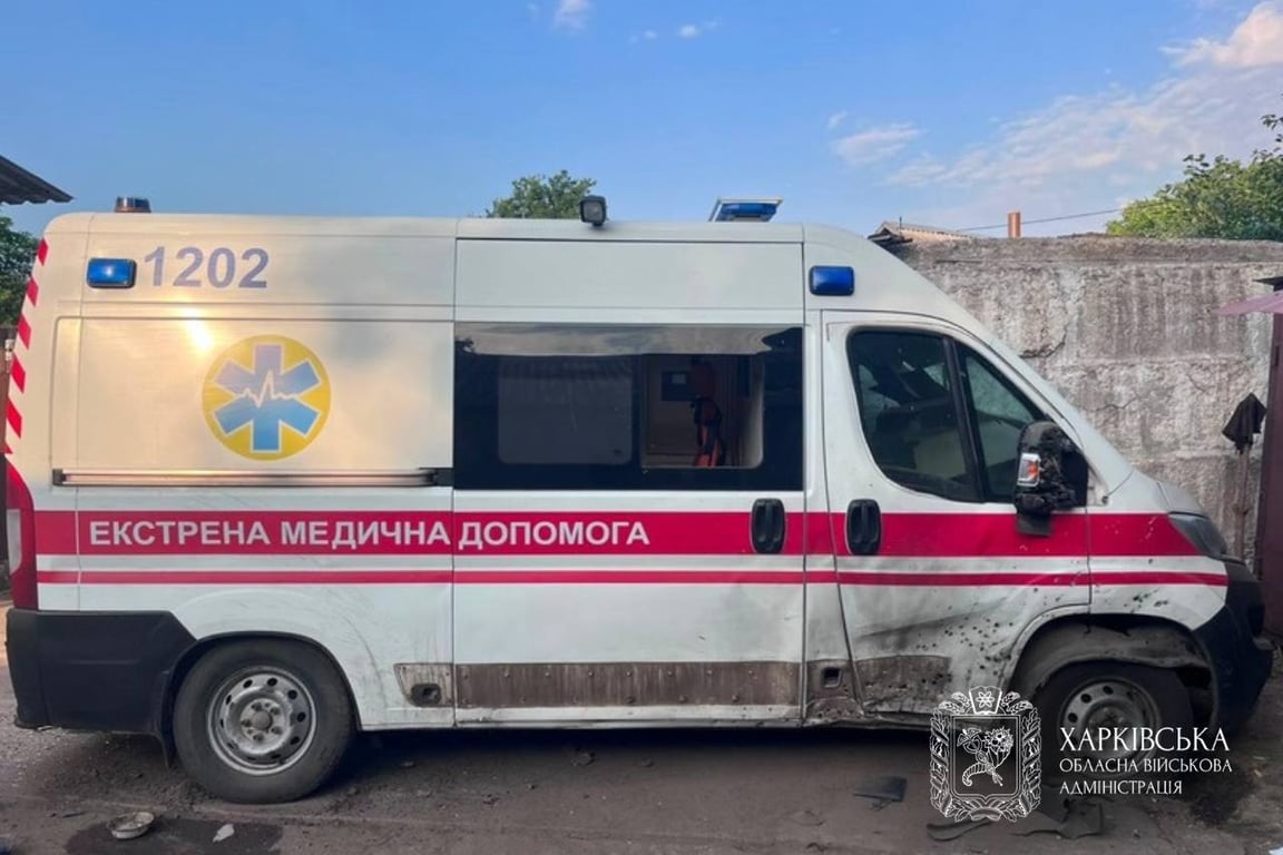 Обстріляна машина екстренної допомоги