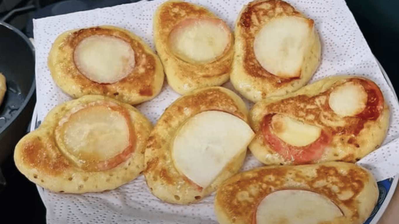 Смачні оладки з яблуками на сніданок за 10 хвилин