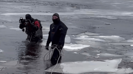 В Киеве водолазы спасли мужчину, который провалился под лед - 285x160