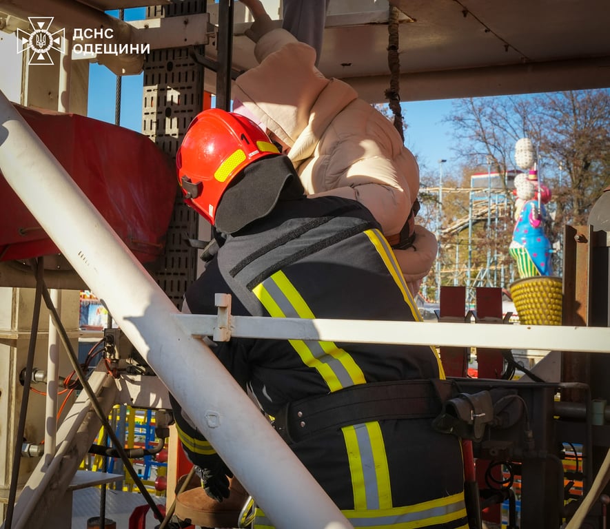 Зависли на аттракционе - стали известны подробности инцидента в Одессе - фото 2