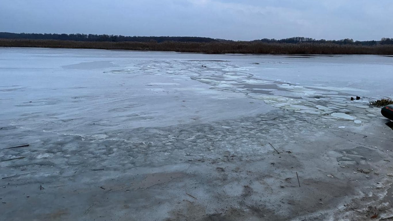 В Киевской области четверо мужчин провалились под лед: подробности спасательной операции