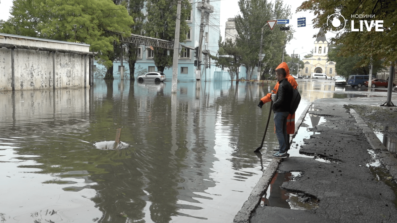 Люди біля затопленої вулиці