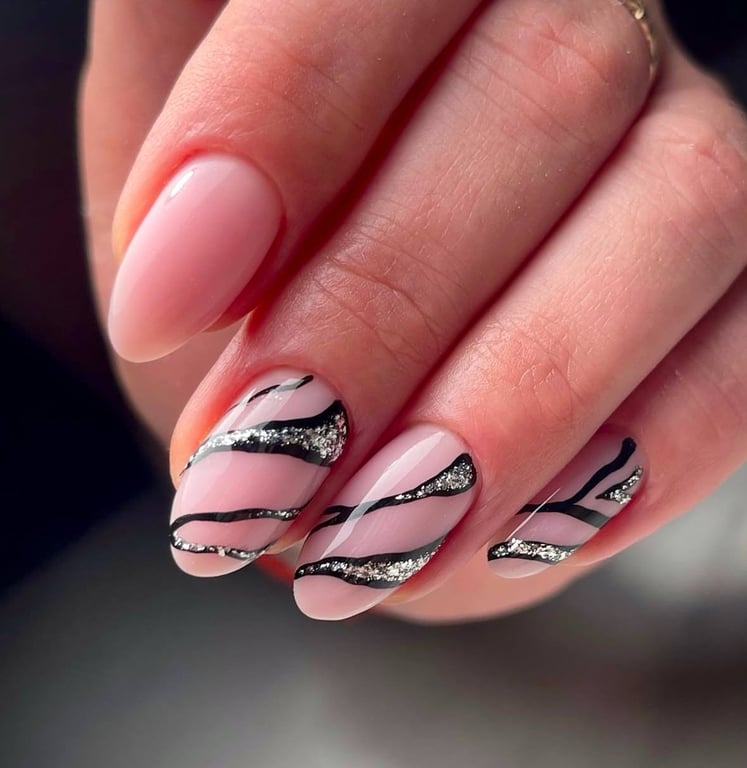 Абстрактний дизайн в манікюрі має креативний вигляд