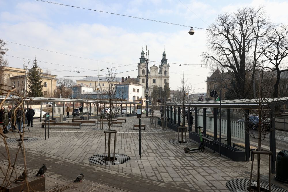 Львівська зупинка на перехресті Бандери й Чупринки отримала оновлений вигляд